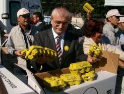 Prof. Dr. Bingür Sönmez, Vatandaşlara Yumurta Dağıttı