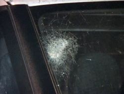 İzmir'de Bir Grup Yoldan Geçen Araçları Taşladı