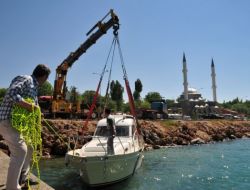 Van’da Üretilen İlk Yat Göle İndirildi