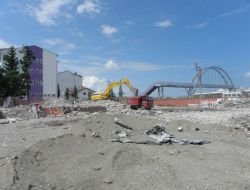 Of Şat Lisesi Yeniden Yapılmak İçin Yıkıldı