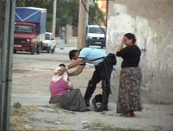 Gazdan Etkilenen Kadınlara Çevik Kuvvet Polisleri Yardım Etti