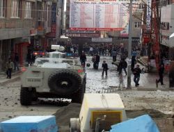 Van'da Terör Örgütü Yandaşları Sokakları Savaş Alanına Çevirdi