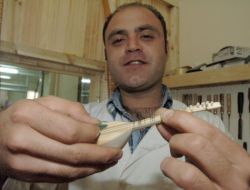 Obama’ya 15 Santimetrelik Minik Saz