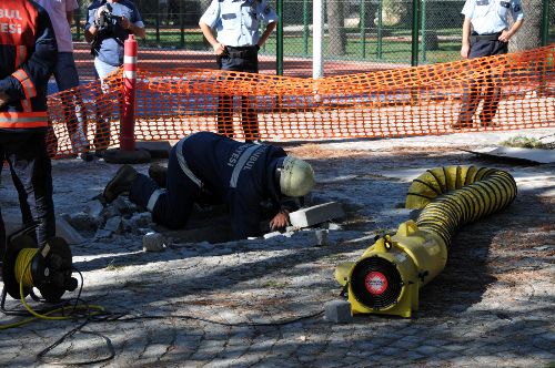 Kadıköy'de tinercilerin neden olduğu patlama korkulu anlar yaşattı!.
