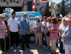 "Hayvanlara Bir Kap Yemek Ve Su Da Siz Verin"