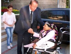 Vali Sözünü Tuttu, Engelli Kadına Akülü Sandalye Hediye Etti