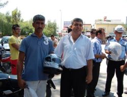 Polis, Motosiklet Sürücülerine, Ceza Yazmak Yerine Ücretsiz Kask Dağıttı