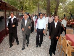 Bülent Arınç, Eşiyle Birlikte 700 Metrelik Kanyonu Yürüyerek Gezdi