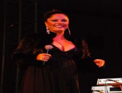 Sanatçı İzel Bolu'da Konser Verdi
