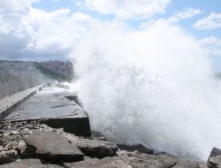 Yaz Ortasında Oluşan Dev Dalgalarda Islandılar