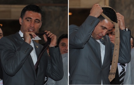 Hakan Şükür rozetini taktı!