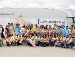 Türkçenin Çocukları Afyonkarahisar'da Çiçeklerle Karşılandı