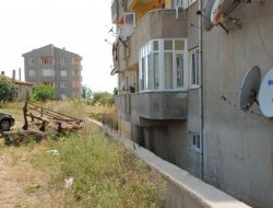 Duvara Çıkıp Balkondaki Kızına Poşet Uzatırken Düşüp Yaralandı