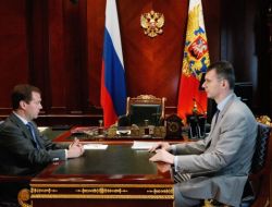 “Medvedev’den Putin’in Rakibine Kabulü”