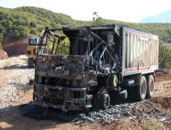 PKK, Tunceli'de Şantiye Basıp Kamyon Yaktı!