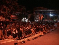 Simavlılar Kandili Sokaklarda Kutladı