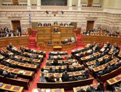 Yunanistan Bugün Geleceğini Oylayacak!