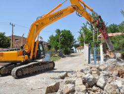 Nihat Akut Caddesi'nde Yol Genişletme Çalışması Yapılıyor