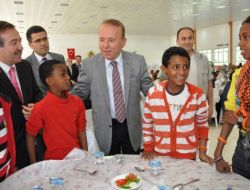 Vali Oğuz, Mültecilerle Yemekte Buluştu