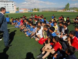 Başkale Kaymakamı Bayar'dan Futbol Okulu'na Destek Sözü