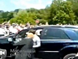 Medvedev'in Kullandığı Cip Kalabalığa Dalıyordu