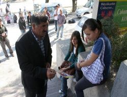 Aileler, Kaybolan Çocuklarını Bulmak İçin Kapı Kapı Dolaşıyor (2)