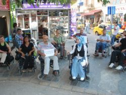 İzmir'de Engelliler, 'Kaldırımımı İstiyorum' Eylemi Başlattı
