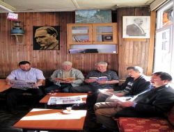 Kahvehaneler Müşterileri İçin Kütüphane Kuruyor