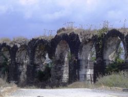 Tarihi Eserler Tarla Sınırı Oldu