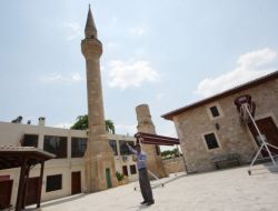 Depremde Tarihi Küçük Camii'nin Alemi Kırıldı