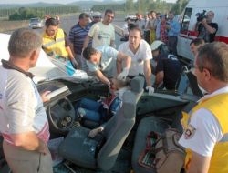 Otomobil Karpuz Yüklü Kamyonete Çarptı