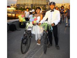 Bisiklet Sürerken Tanışan Çift, Nikahlarına Da Bisikletle Gitti