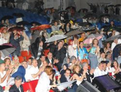 Yağmura Rağmen Konserden Ayrılmadılar