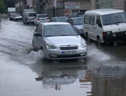 Sağanak Yağış Yolları Göle Çevirdi