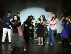 Londra Wisdom Koleji İlk Mezunlarını Verdi